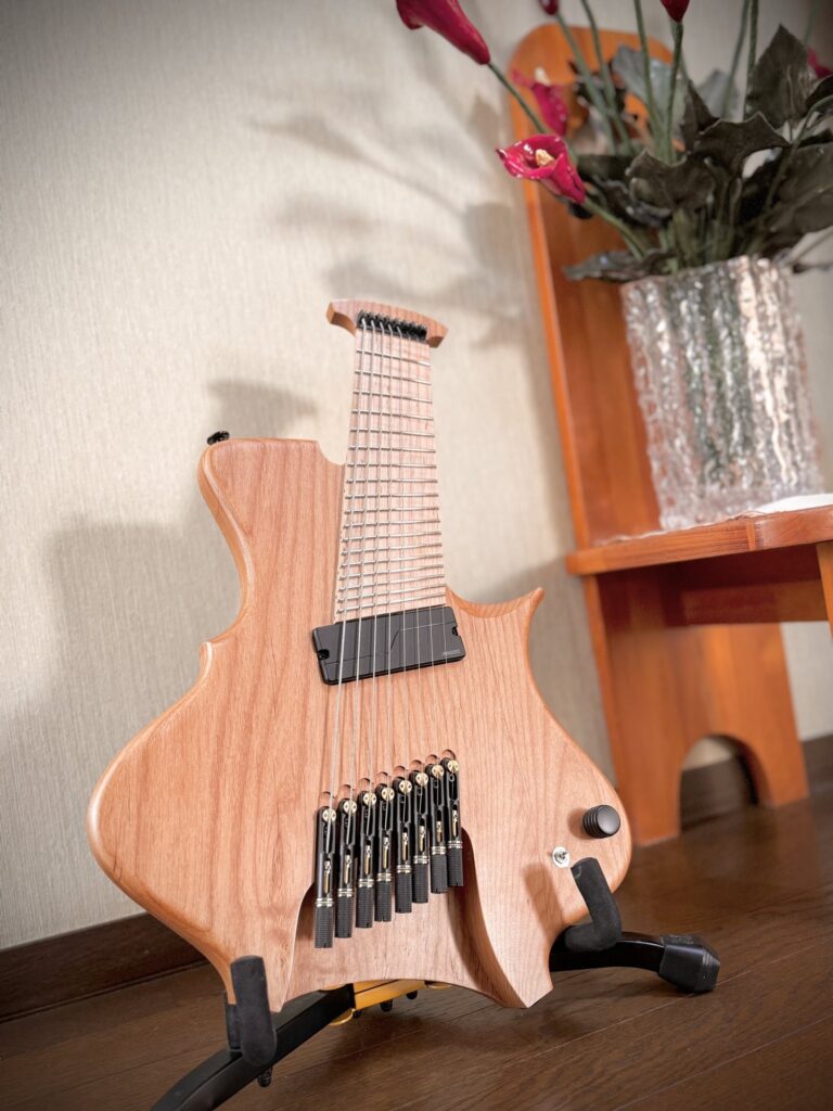 ミニ8弦ヘッドレスギター　スタンド