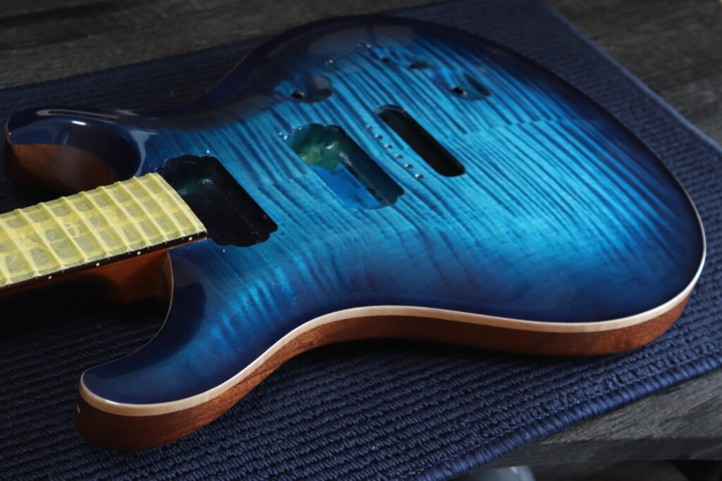 エレキギター　色変え　再塗装　リフィニッシュ　フレイムメイプル　カーリーメイプル　ブルー　青色