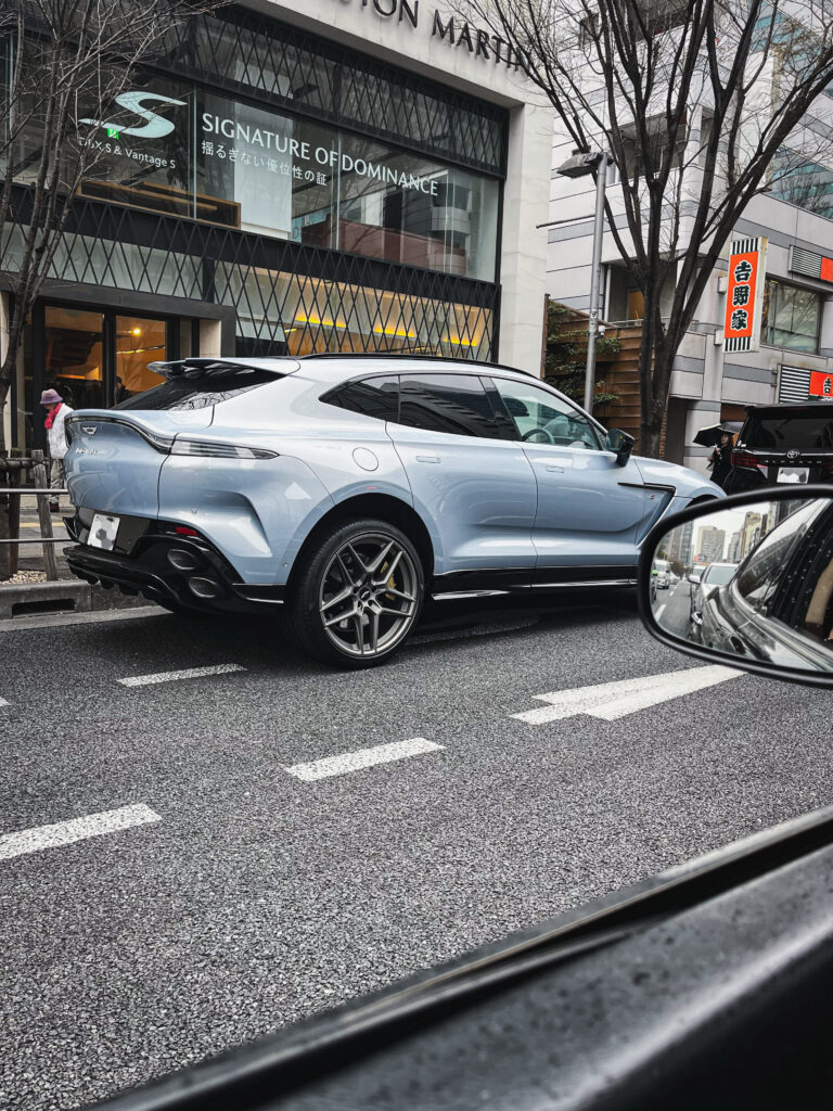 東京　アストンマーティン　DBXS