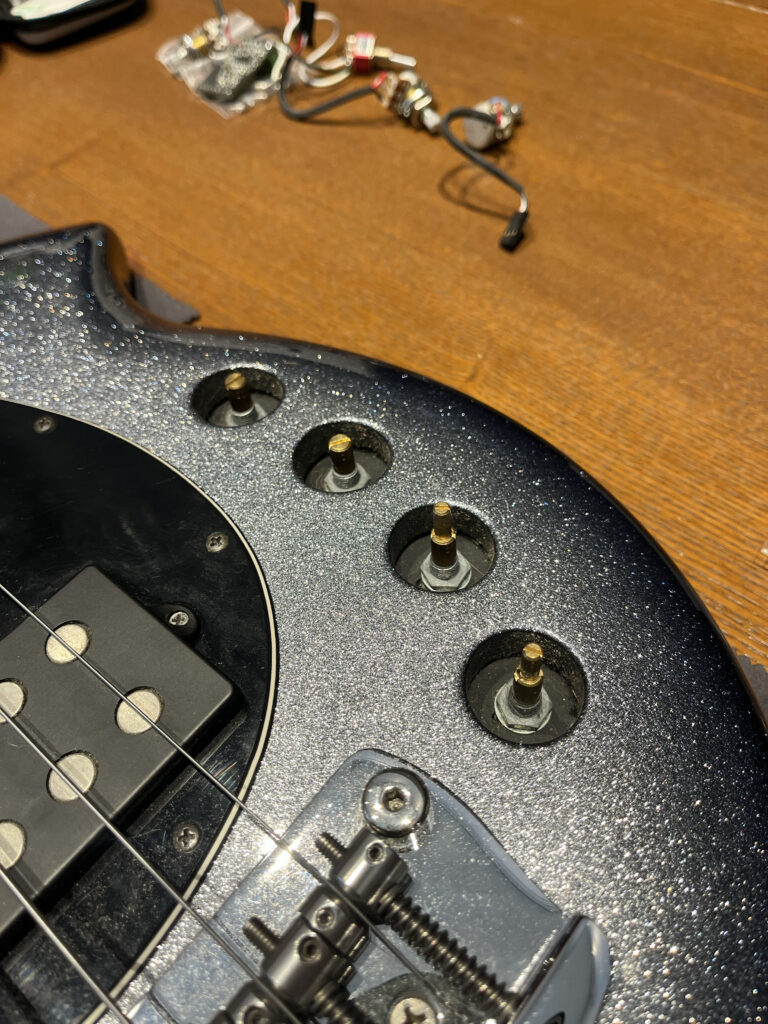 出張ギターリペアマン　ベース　プリアンプ交換