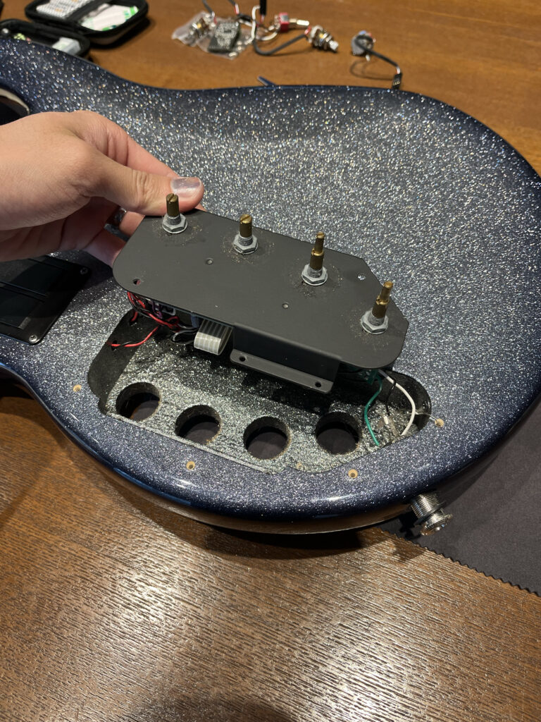 出張ギターリペアマン　ベース　プリアンプ交換