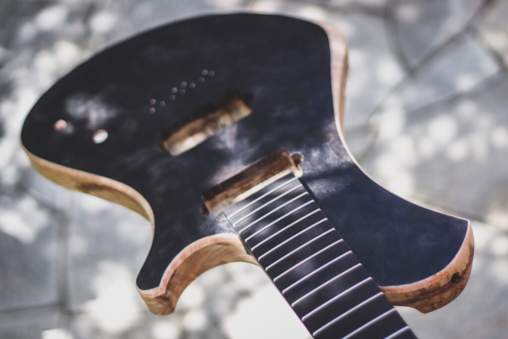 ブラックリンバ７弦シングルカットギター塗装