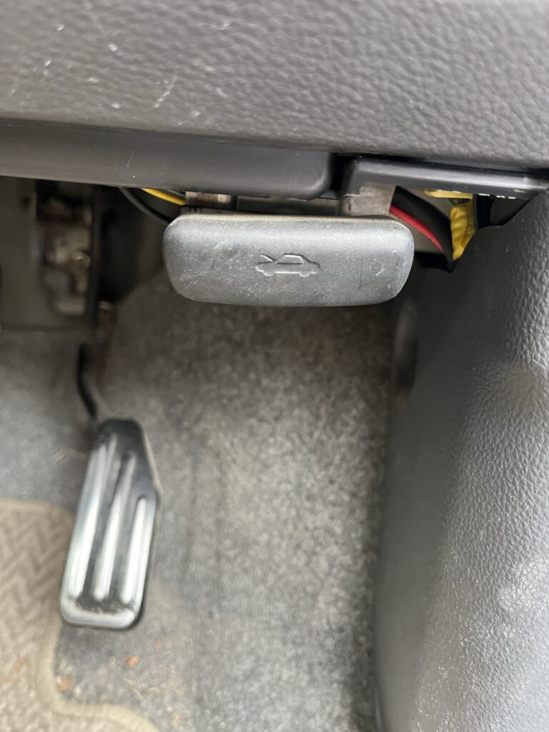 スズキアルトラパン　he21s　ボンネット開け方