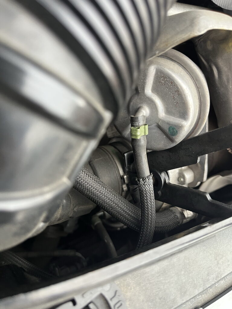 アバルト595 インテークホース バンド外し