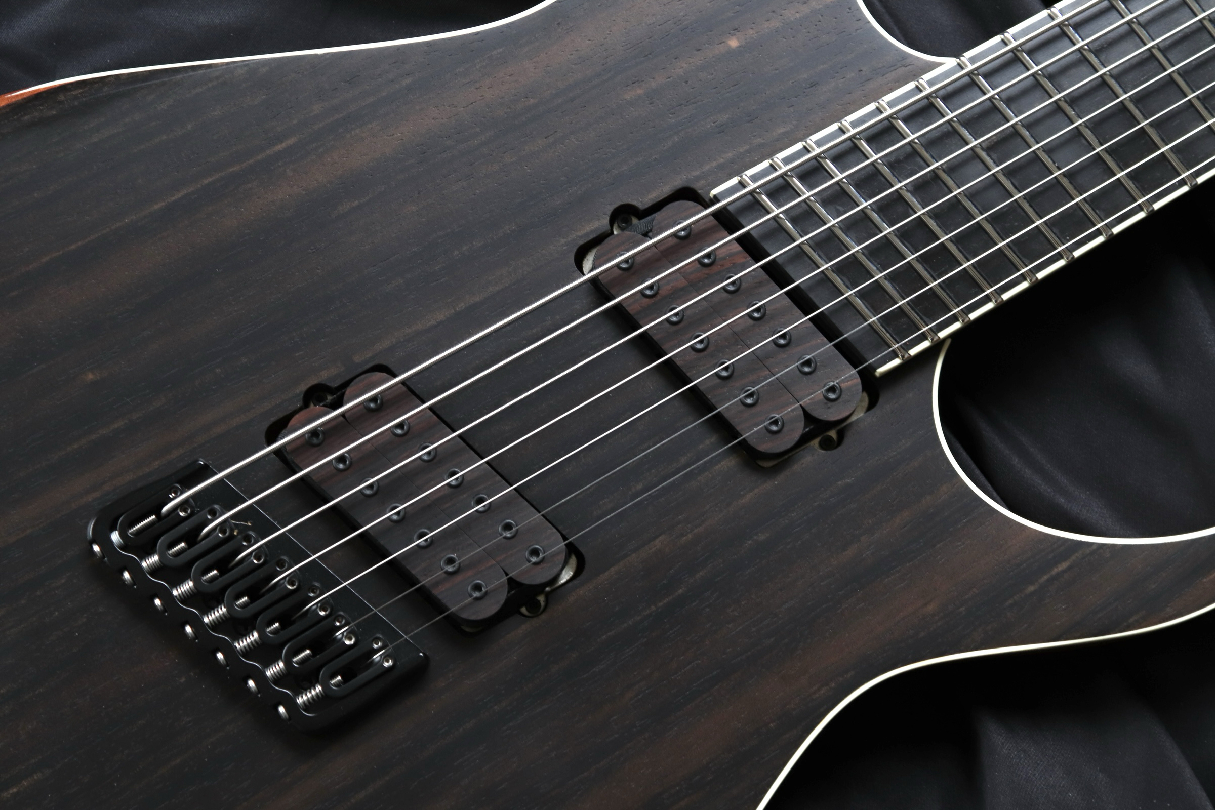やはり北欧はメタルの聖地。チェコのギターブランド『Aviator（アビエイター）Guitars』のカスタムと調整。