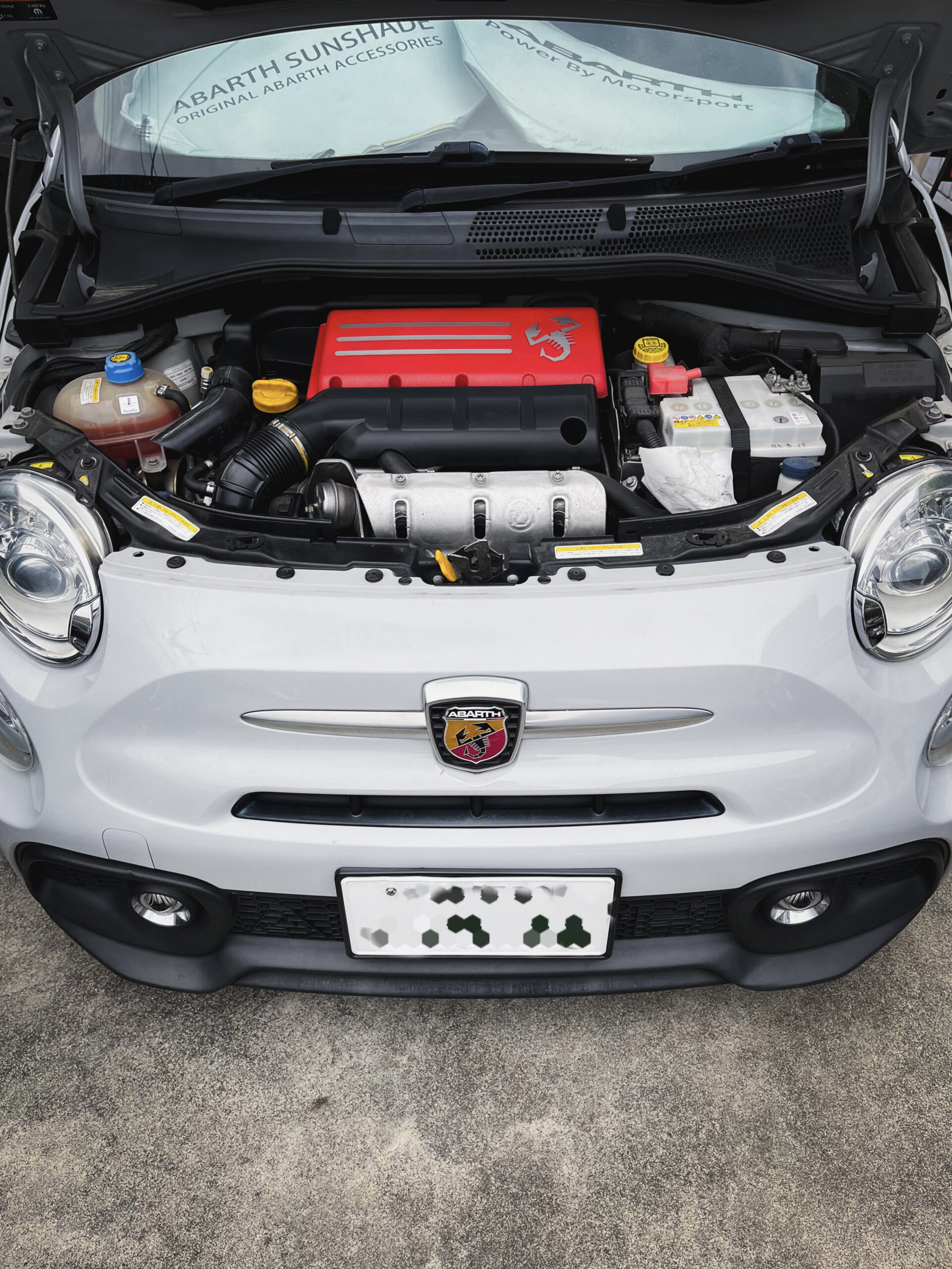 アバルト595のインテークホースバンドを交換する。
