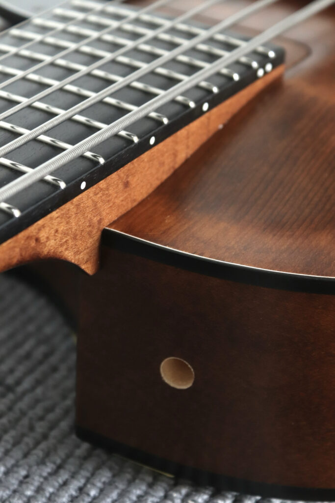 ストラップピン　穴埋め　緩み強化対策　marusya guitars archtop bass 6 spruce/maple brown