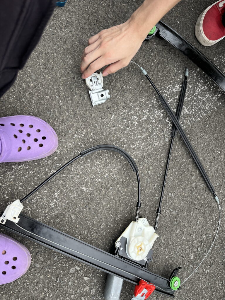 マセラティ　クアトロポルテ　窓ガラス　ワイヤー　ウインドウレギュレーター