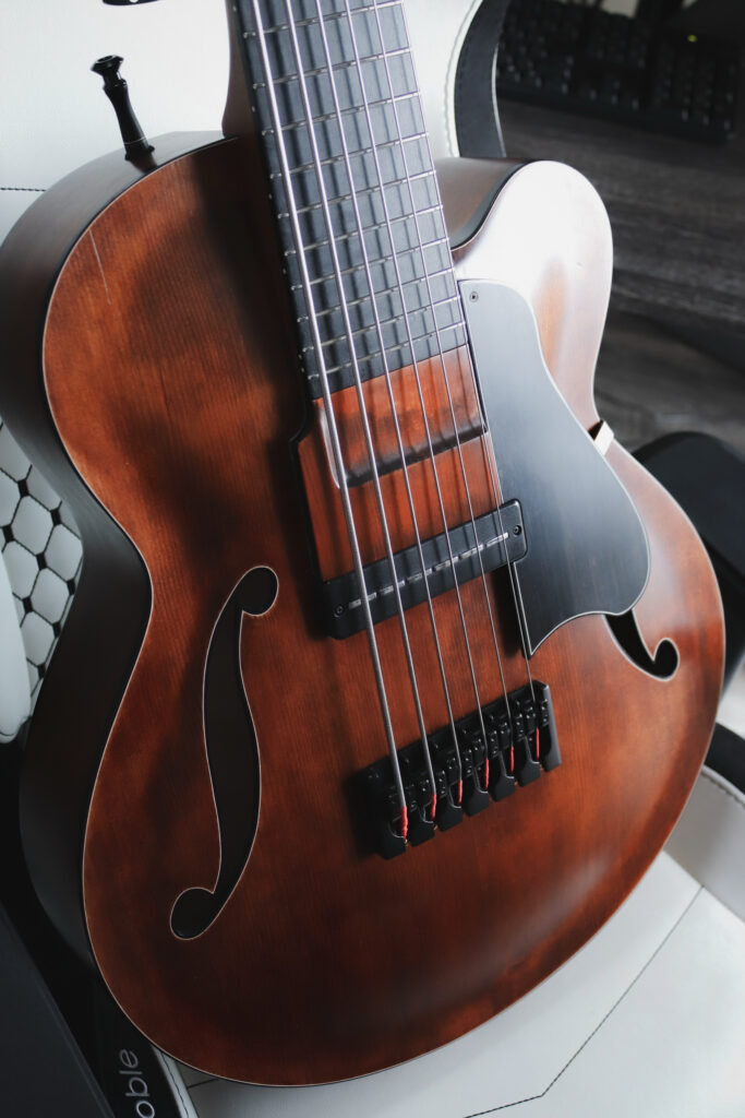 Marusya Guitars Archtop Bass 6 Spruce/Maple Brown