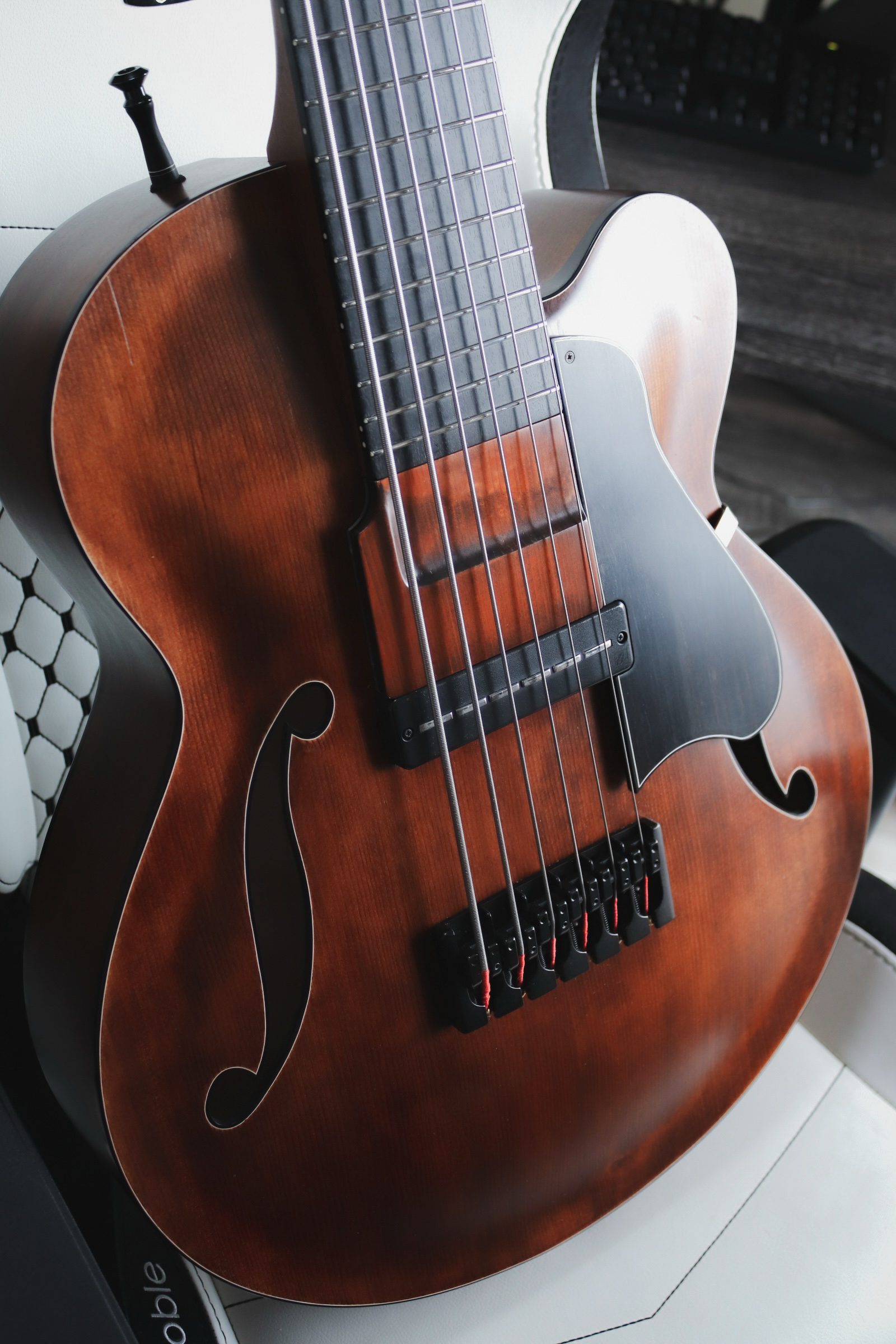 Marusya Guitars Archtop Bass 6 Spruce/Maple Brown