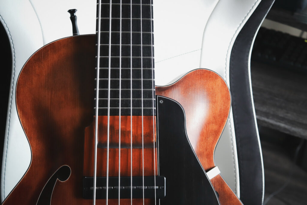 Marusya Guitars Archtop Bass 6 Spruce/Maple Brown