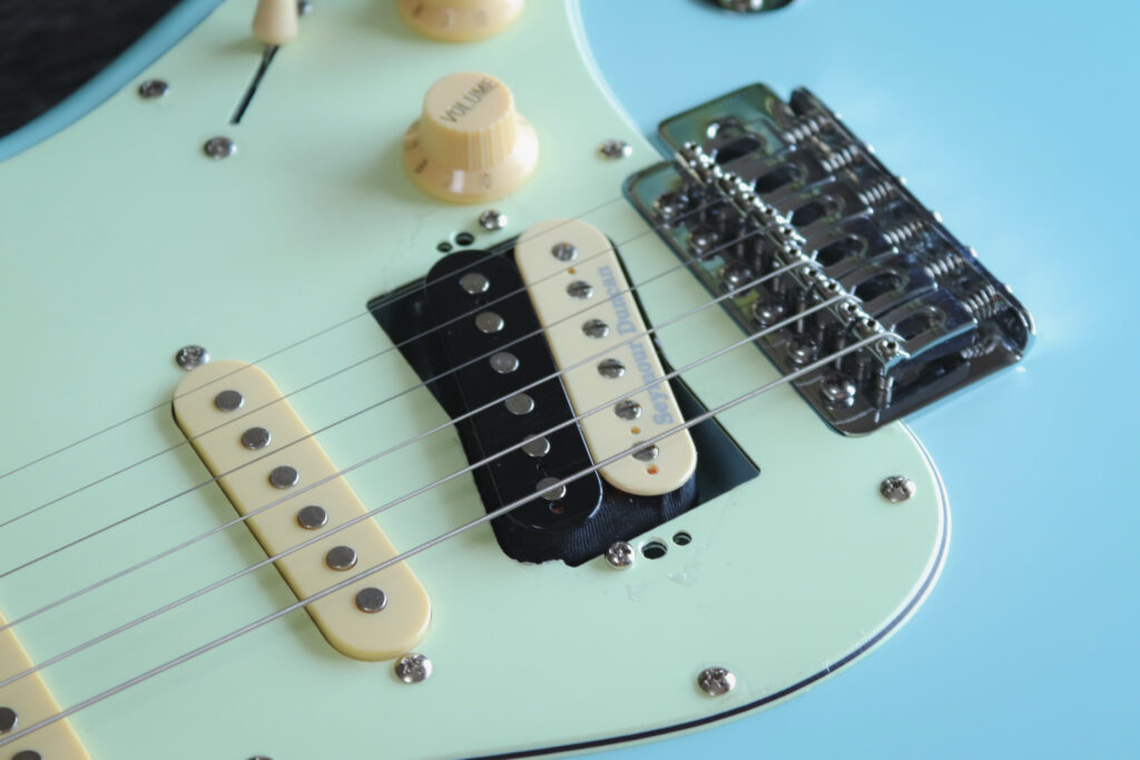 エレキギター　スラントピックアップ搭載