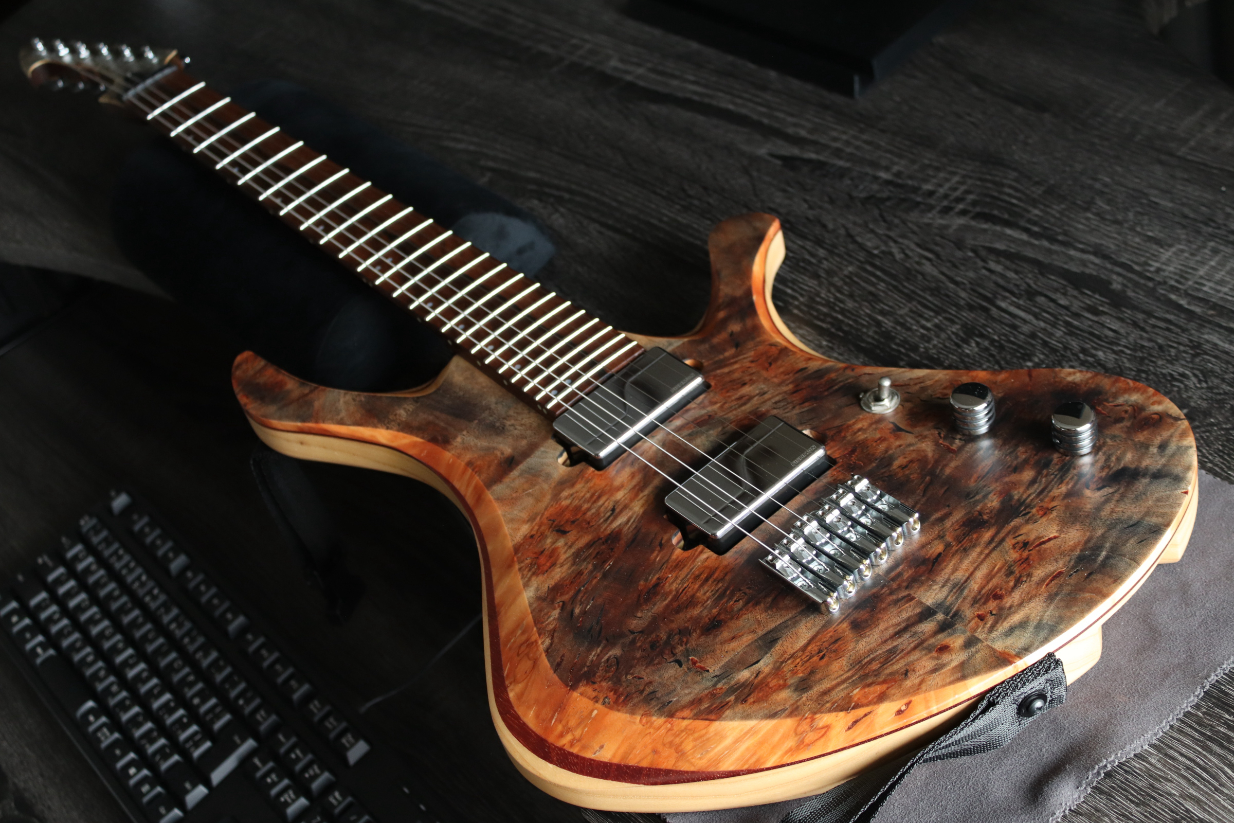 Skervesen Custom Guitars Swan6の弦高調整とピックアップ高さ調整をする。