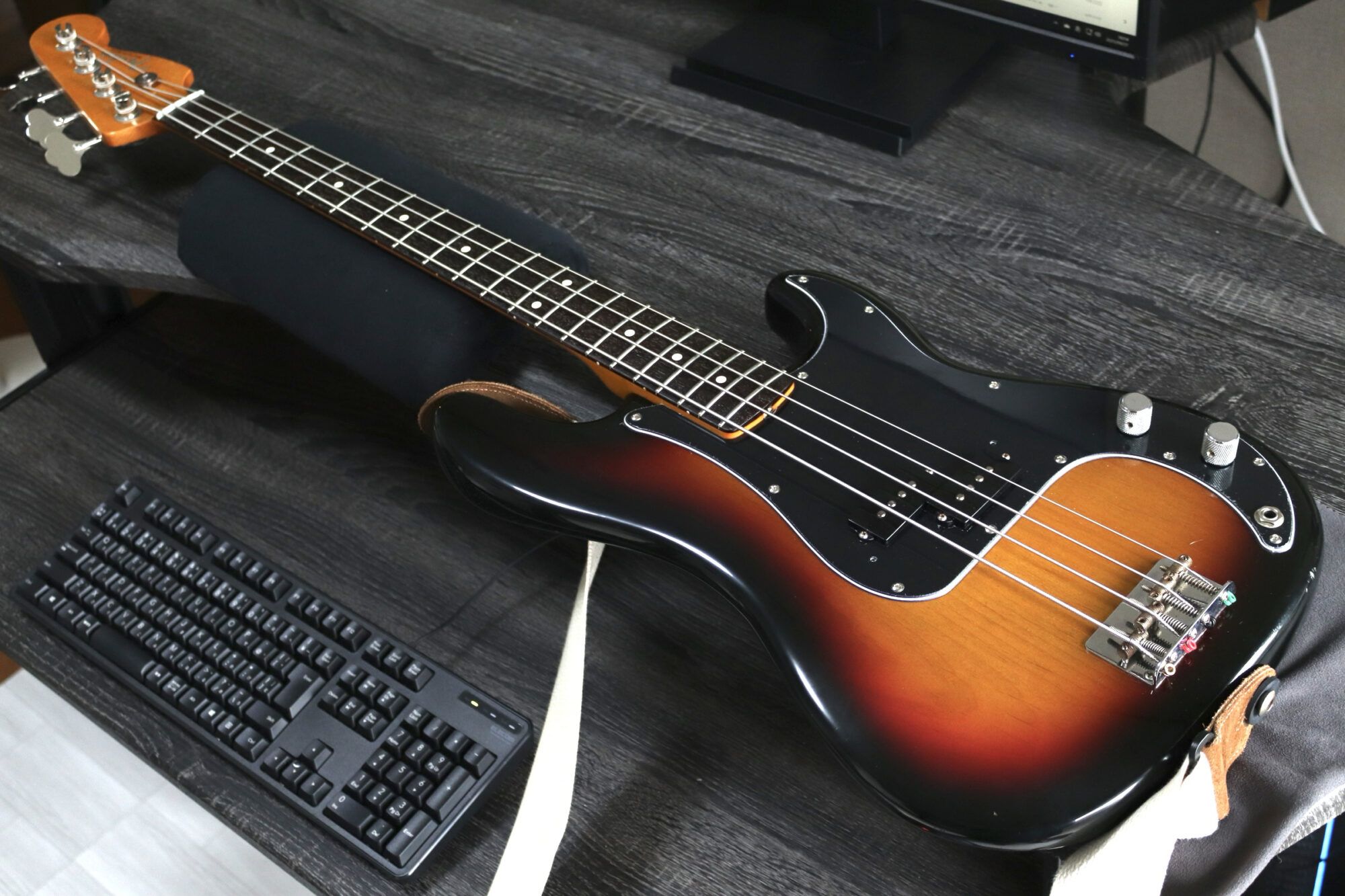 フェンダー　プレジションベース　プレベ　Fender ピックガード交換　調整