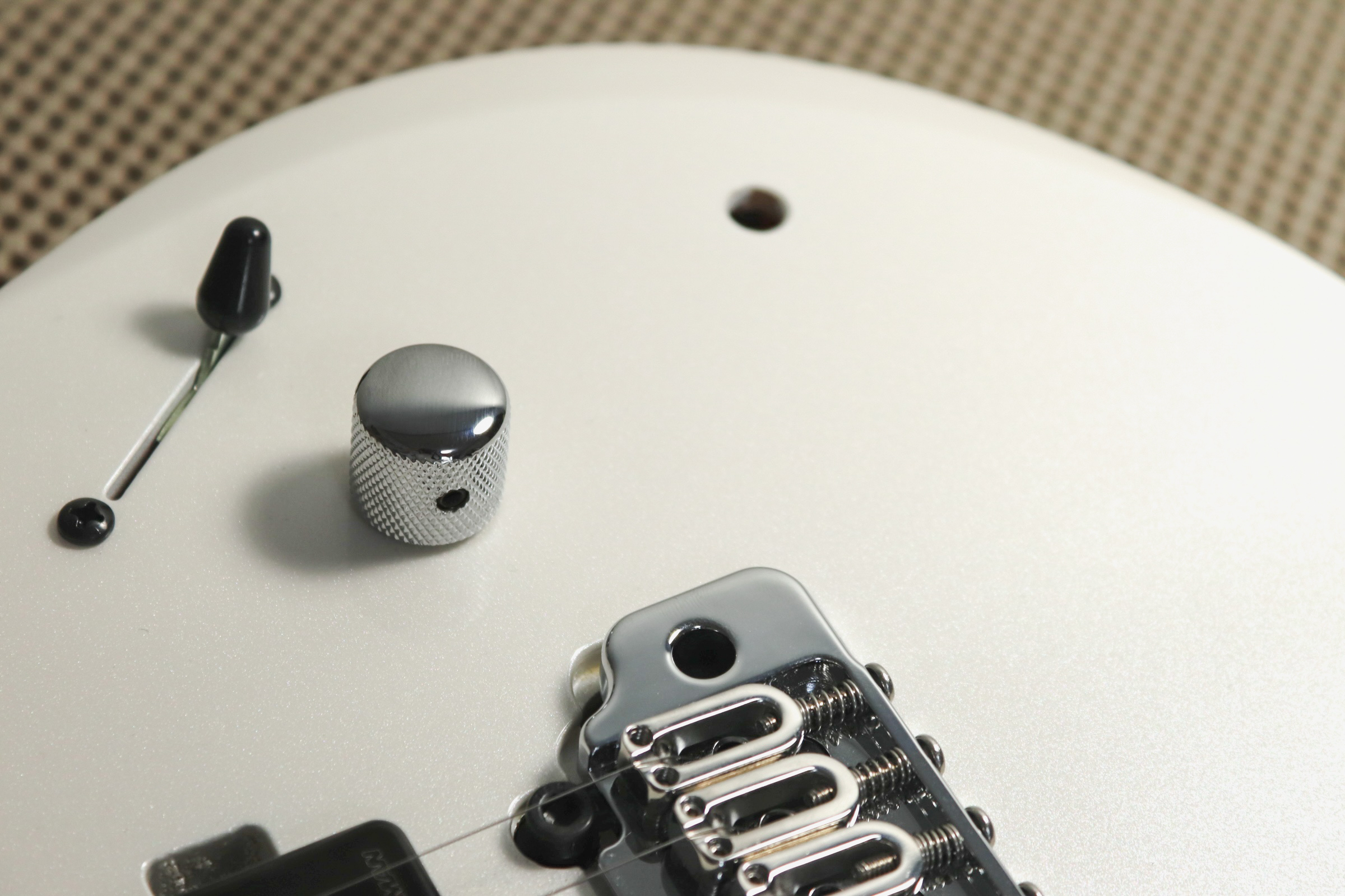 トーン回路の遮断。ボディの穴埋めと塗装の色合わせ。Kiesel Guitars – Aries 2