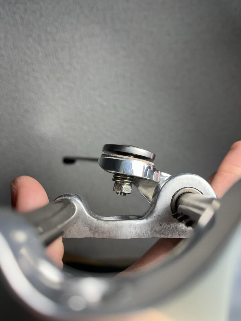 ビグスビー調整　ガタガタ　外れる　緩くなる