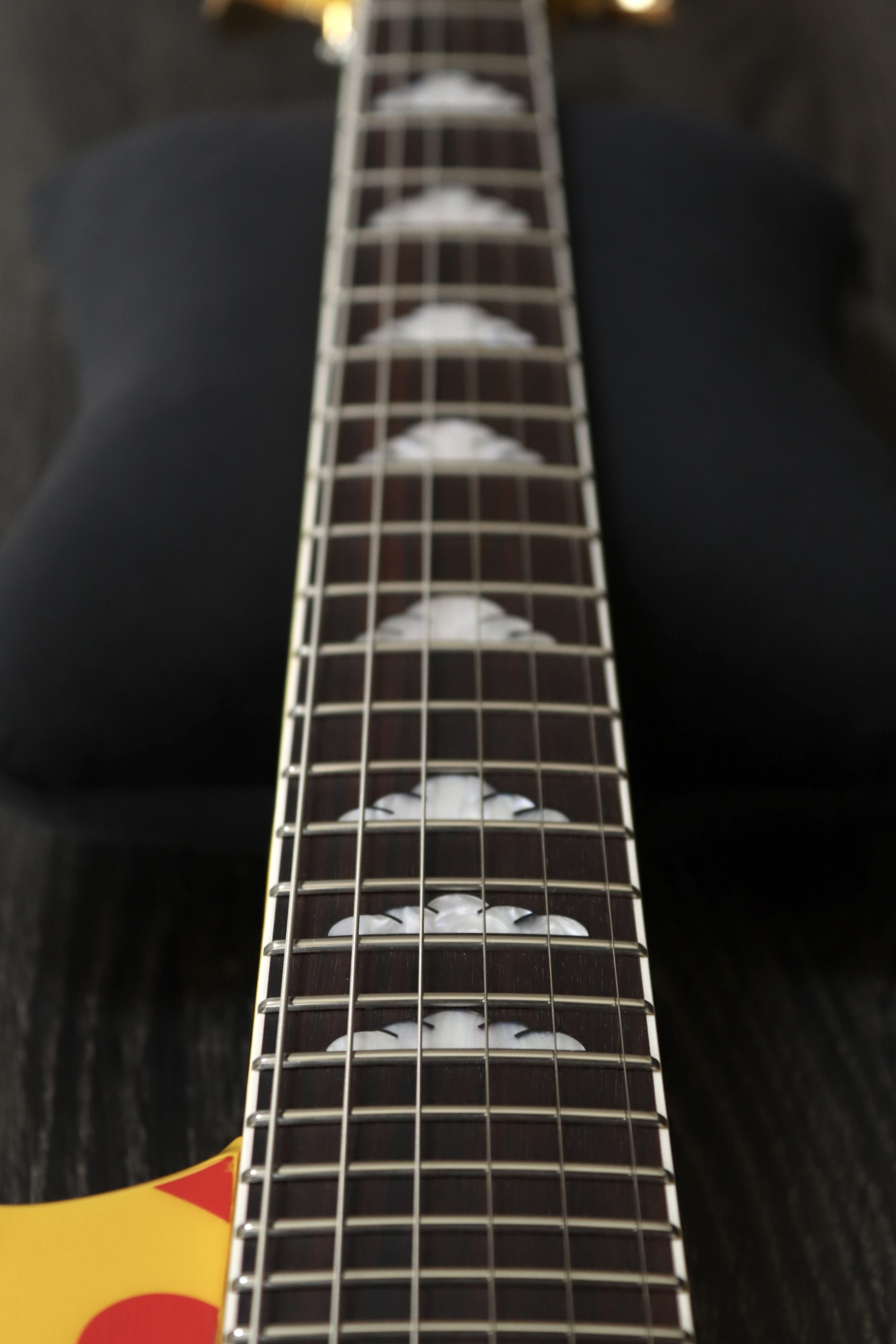 ステンレスフレットへの交換。指板の修正も行い、ギターの寿命が延びました。