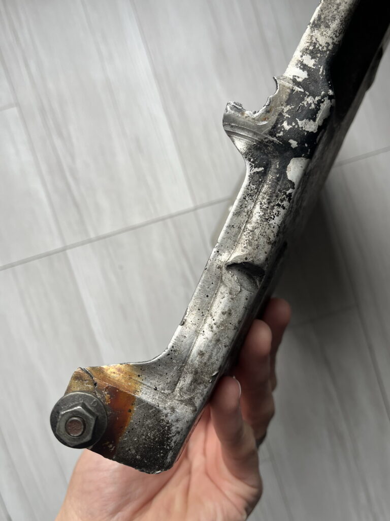 アルファロメオ156 V6 エキマニ下　遮熱板　異音原因　補強