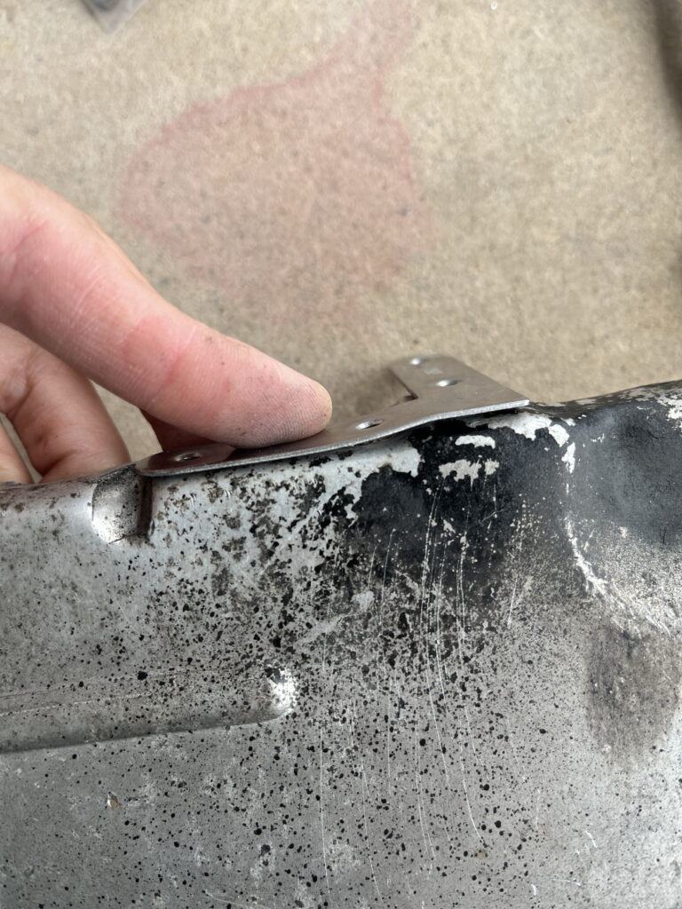 アルファロメオ156 V6 エキマニ下　遮熱板　異音原因　補強