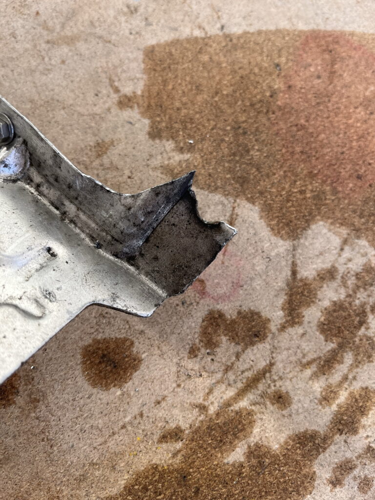 アルファロメオ156 V6 エキマニ下　遮熱板　異音原因　補強