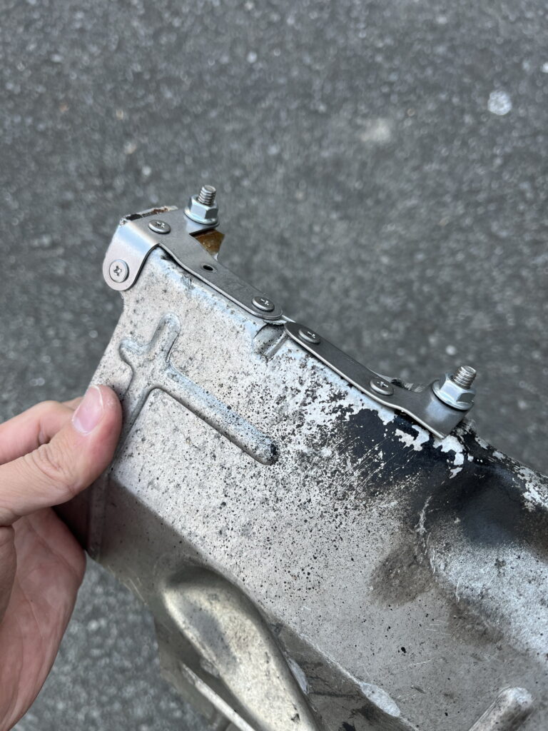 アルファロメオ156 V6 エキマニ下　遮熱板　異音原因　補強