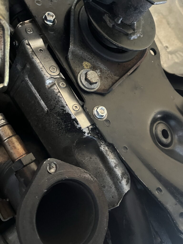 アルファロメオ156 V6 エキマニ下　遮熱板　異音原因　補強