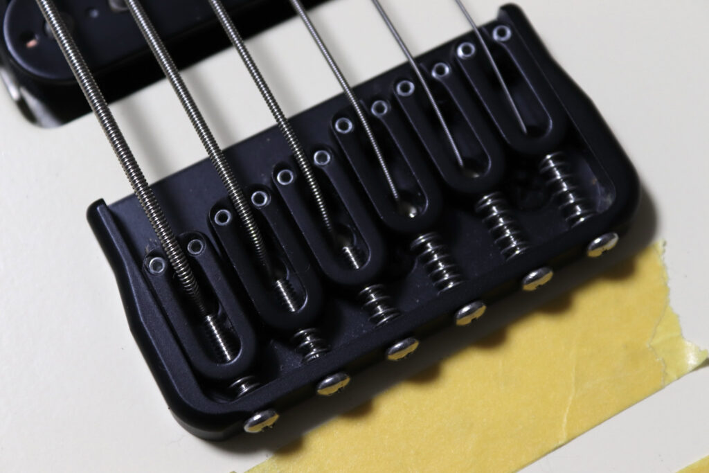 ギター　オクターブチューニング　スプリング長さ調整中　ブリッジ加工