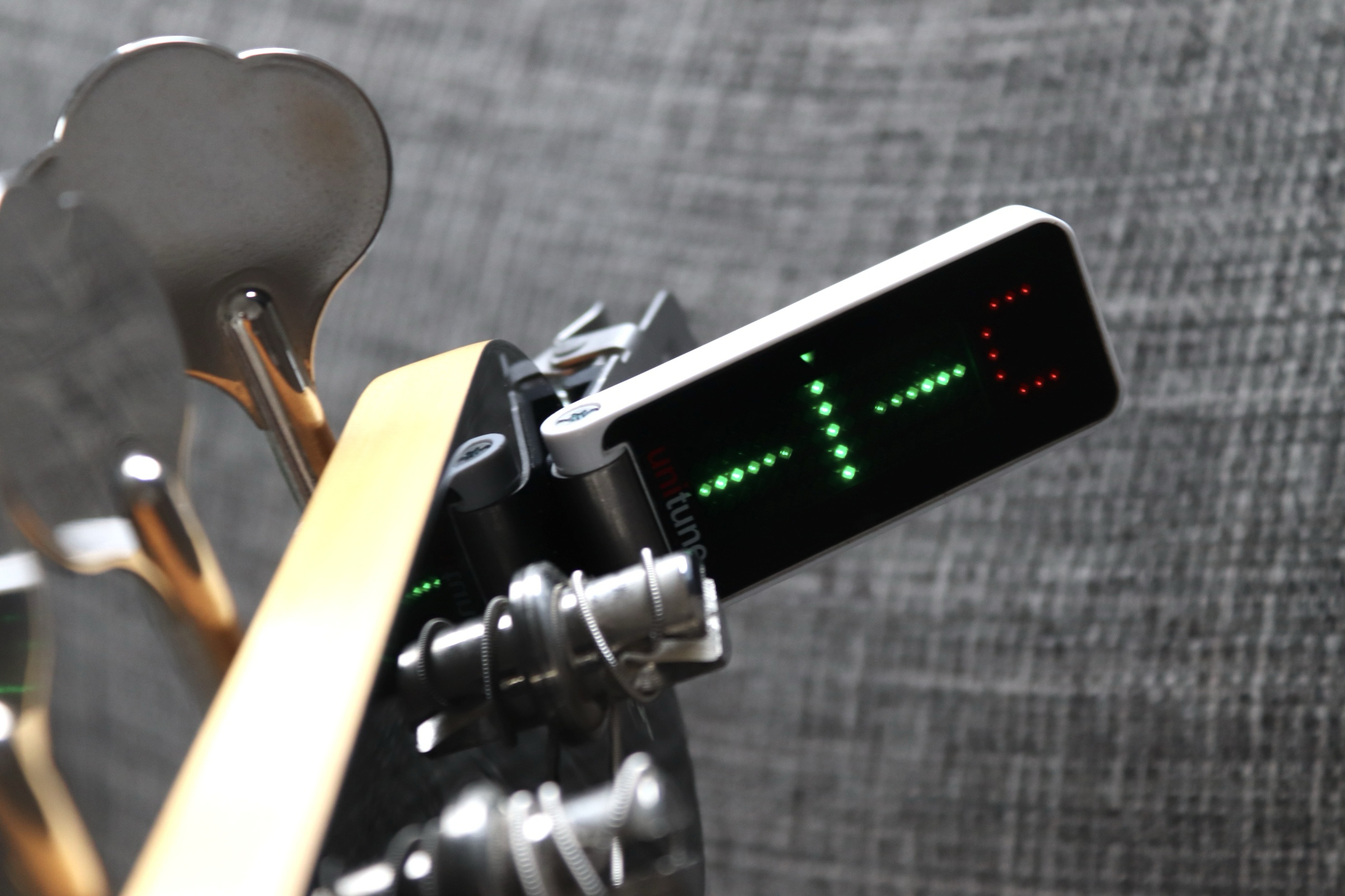 エレキベースをドロップCチューニングに変更する。