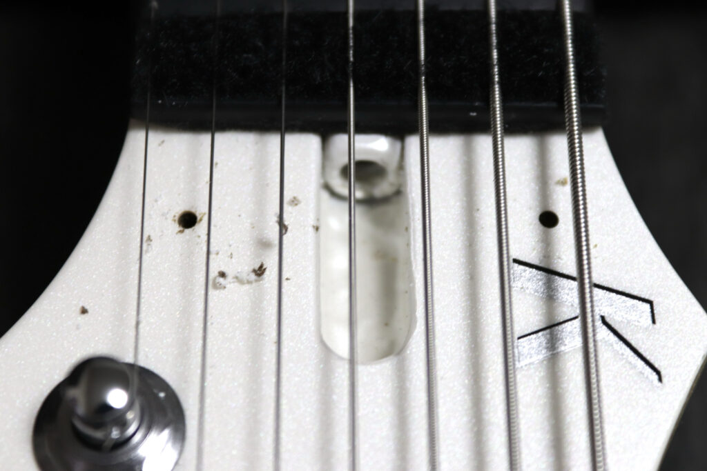 ギター　穴あけ　テンションバー　共振　異音　ノイズ