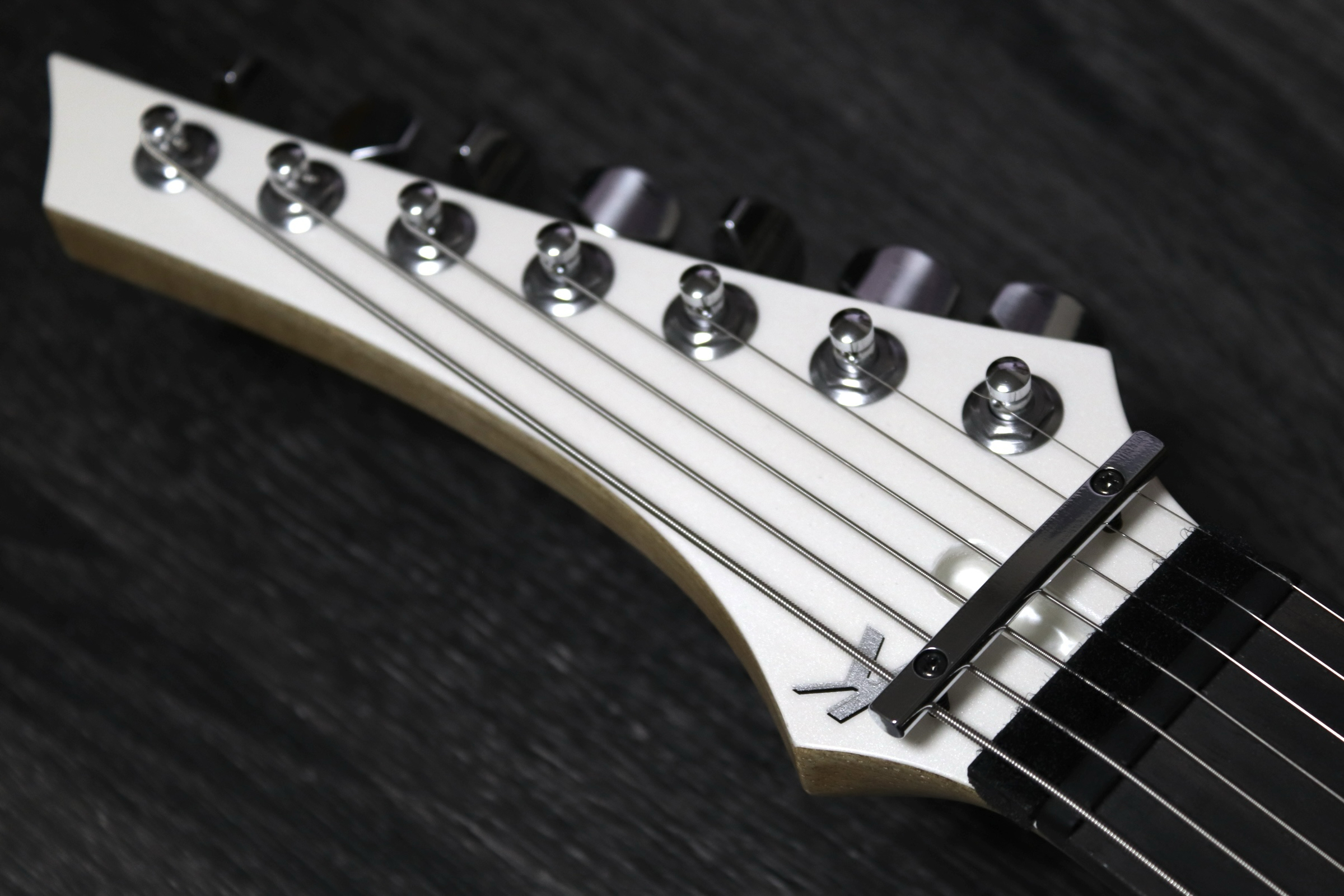 エレキギターの共振対策。7弦ギターにテンションバーを取り付ける。