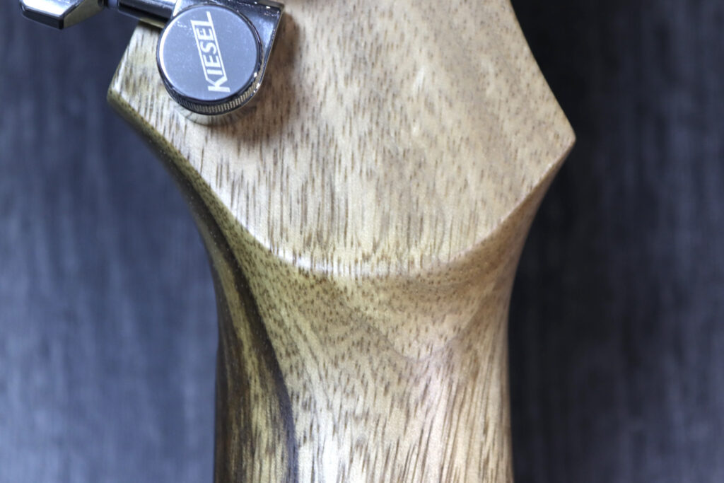 ギター　テンションバー取り付け