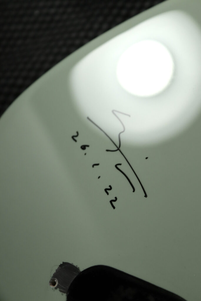 直筆サイン 保護 塗装 研磨 羊文学 直筆サイン 保護塗装 ギターボーカル 塩塚モエカ シグネイチャーギター Moeka Shiotsuka Jaguar® moni