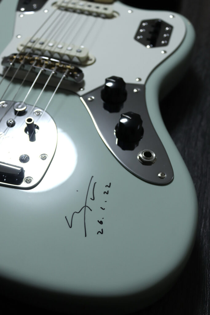 羊文学 直筆サイン ギターボーカル 塩塚モエカ シグネイチャーギター Moeka Shiotsuka Jaguar® moni