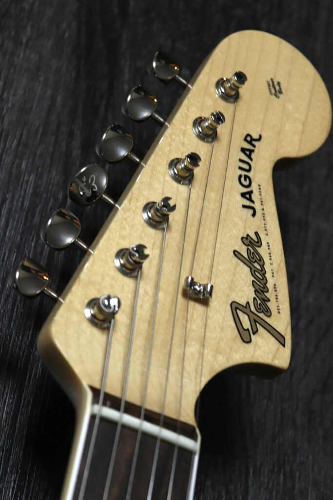 羊文学 ギターボーカル 塩塚モエカ シグネイチャーギター Moeka Shiotsuka Jaguar® moni ヘッド