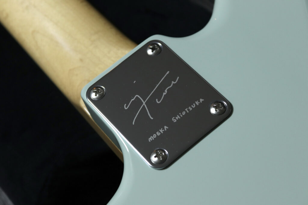 羊文学 ギターボーカル 塩塚モエカ シグネイチャーギター Moeka Shiotsuka Jaguar® moni ネックプレート