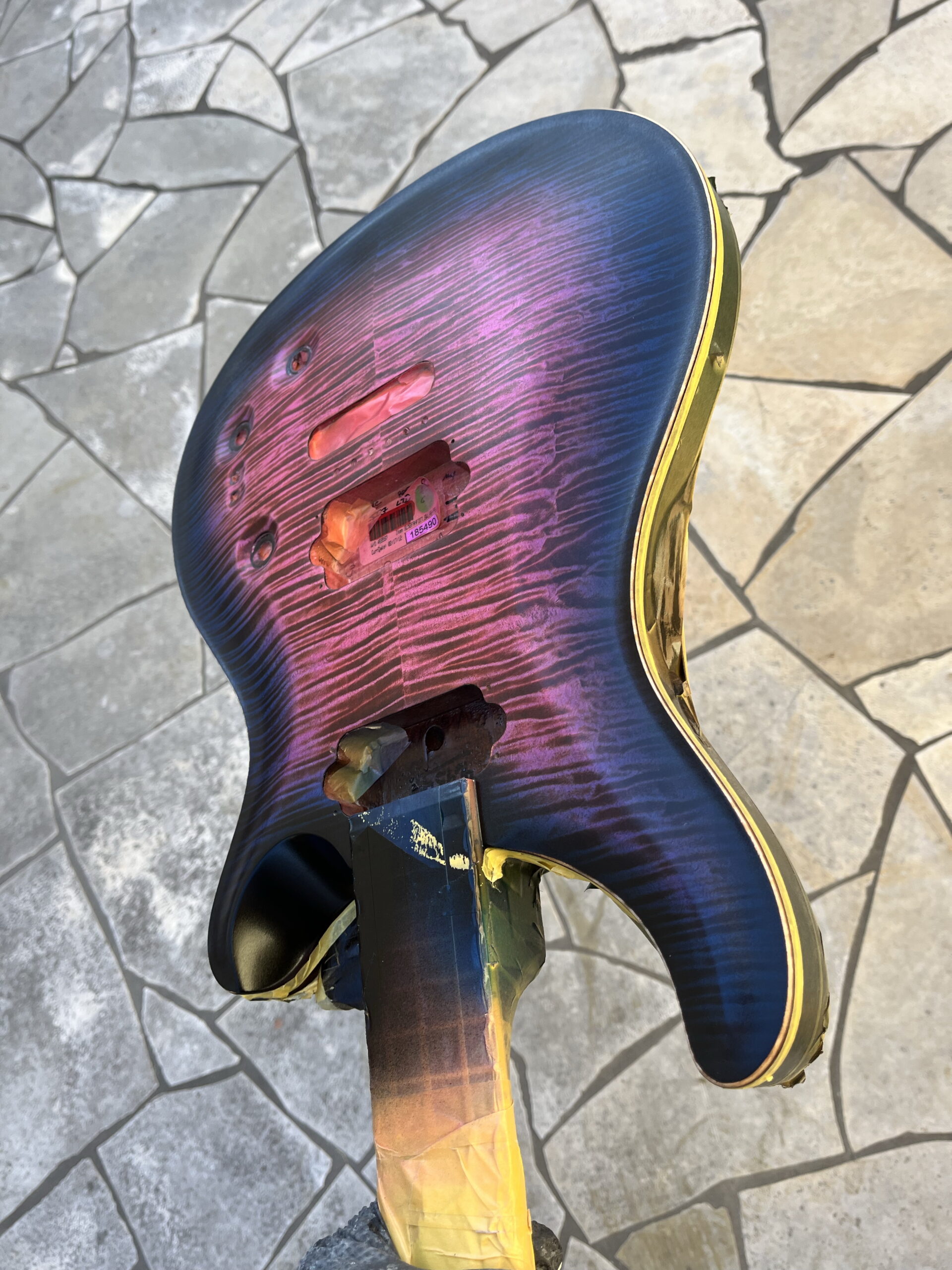 エレキギターの色を変える。