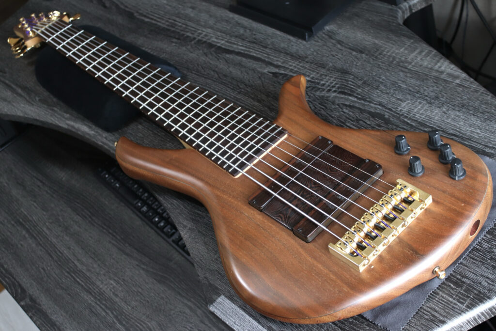 TUNE / B-7 WN ボディ Mahogany ネック Maple ラミネートネック ナット幅 : 60.7mm ブリッジ部弦 ピッチ : 17.0mm スケール : 34Inch