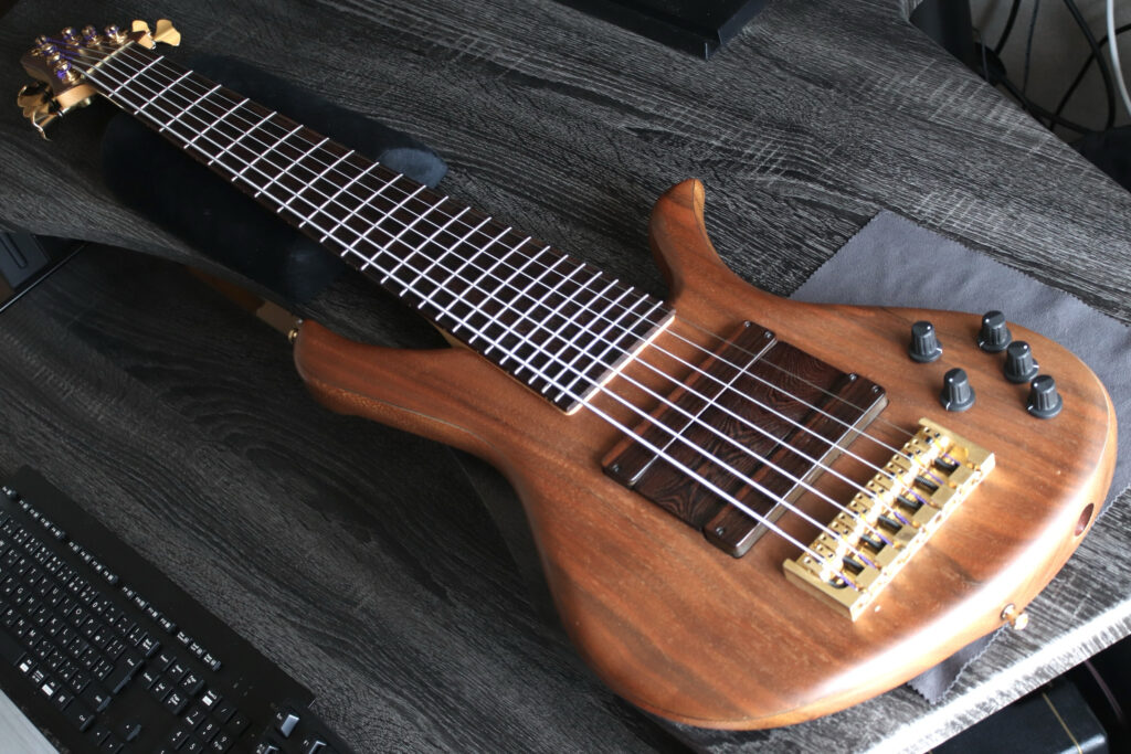 TUNE / B-7 WN ボディ Mahogany ネック Maple ラミネートネック ナット幅 : 60.7mm ブリッジ部弦 ピッチ : 17.0mm スケール : 34Inch