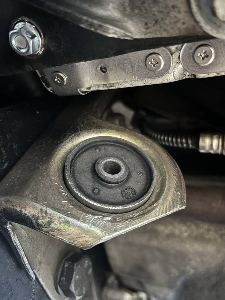 アルファロメオ　マフラーハンガーブッシュ