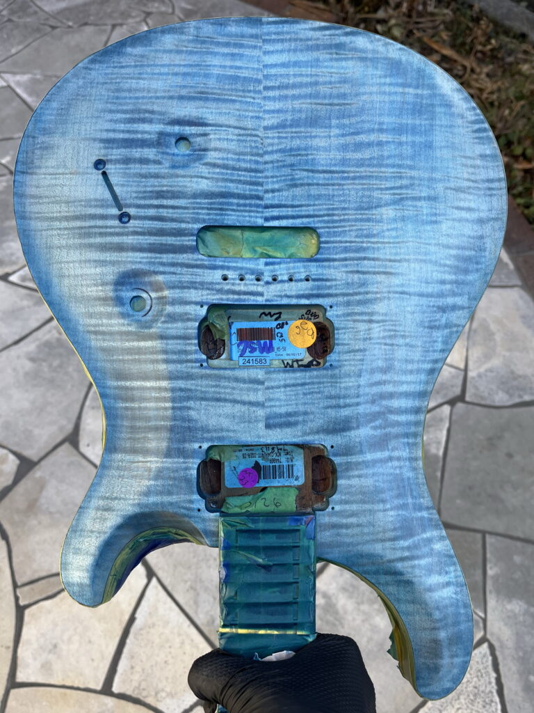 ギター　塗装中　作業風景