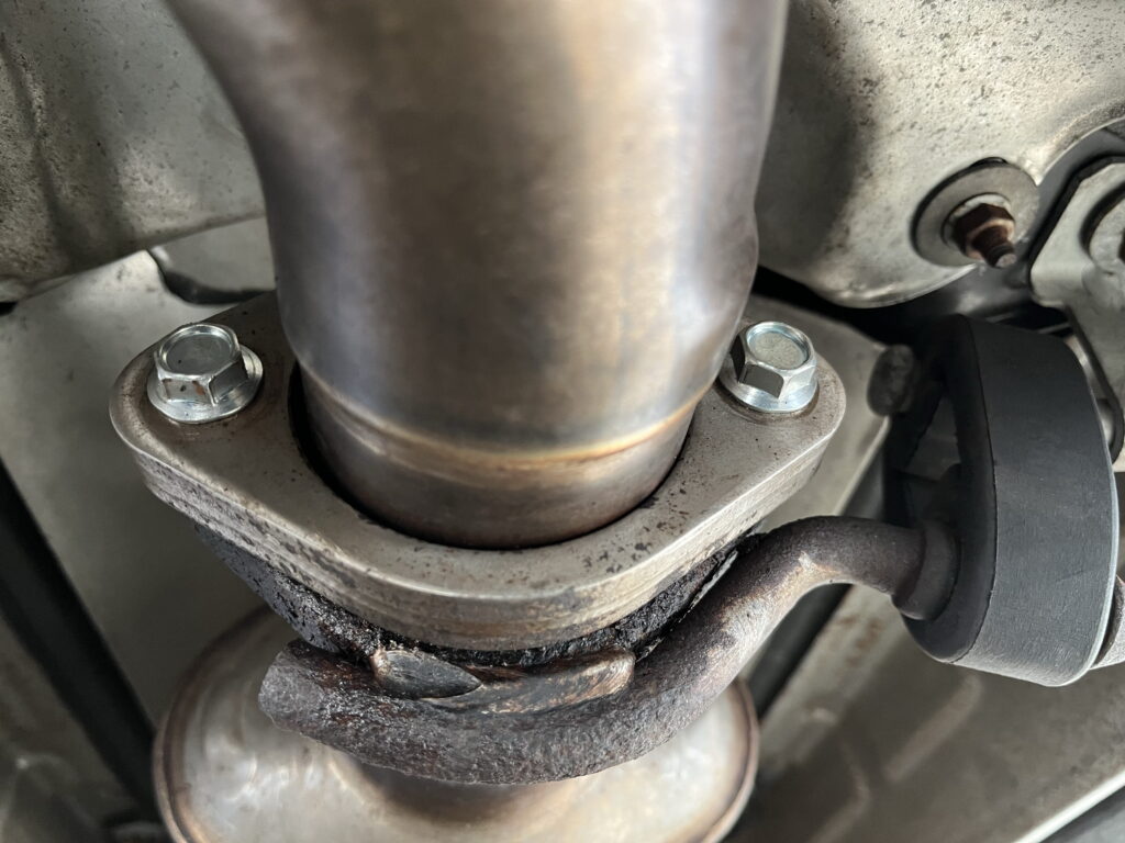 マフラー交換　ガスケット　排気漏れ修理　リアピース　アルファロメオ156