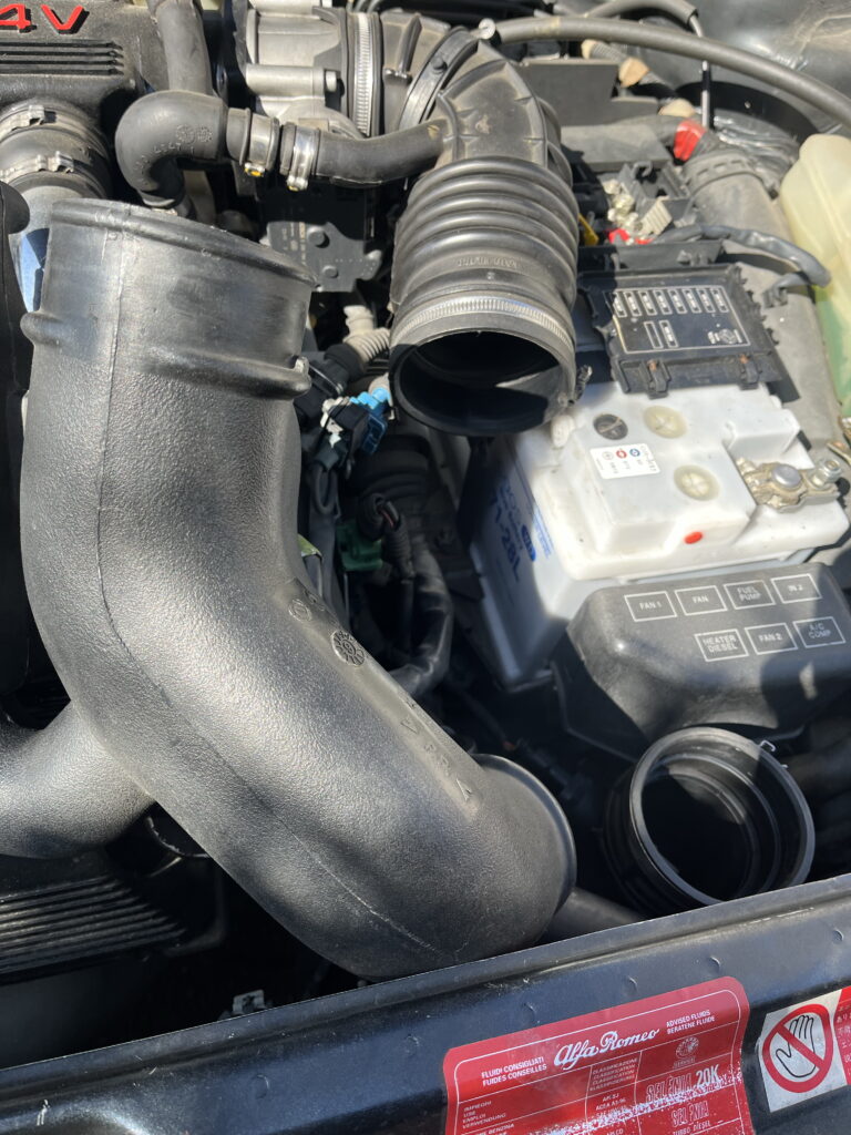 エアインテークホース取り外し方法　ホースクランププライヤー　専用工具　アルファロメオ156