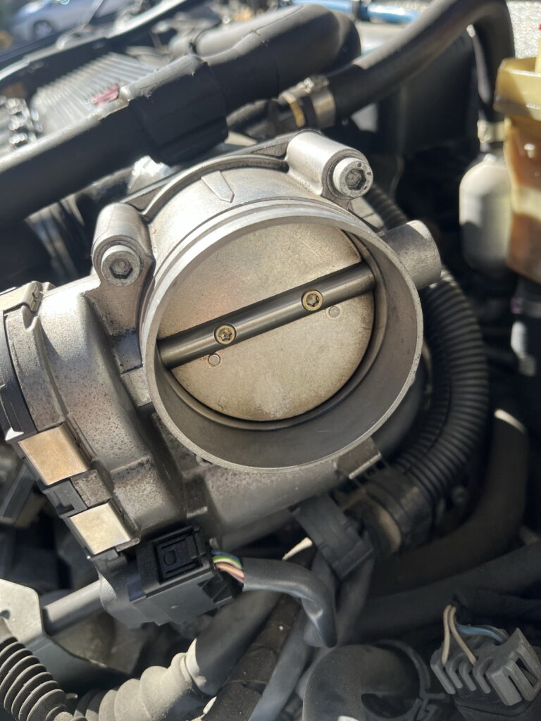 スロットルバルブ　スロットルボディー清掃前　アルファロメオ156