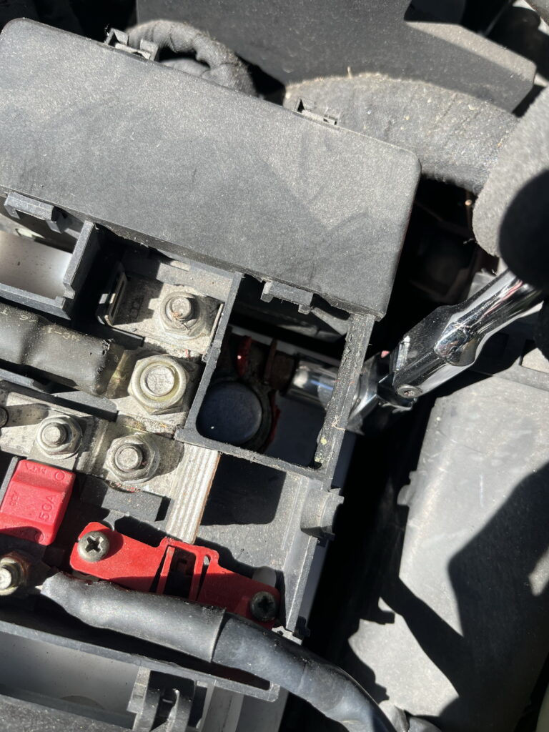 バッテリー端子外し方　＋　プラス　アルファロメオ156