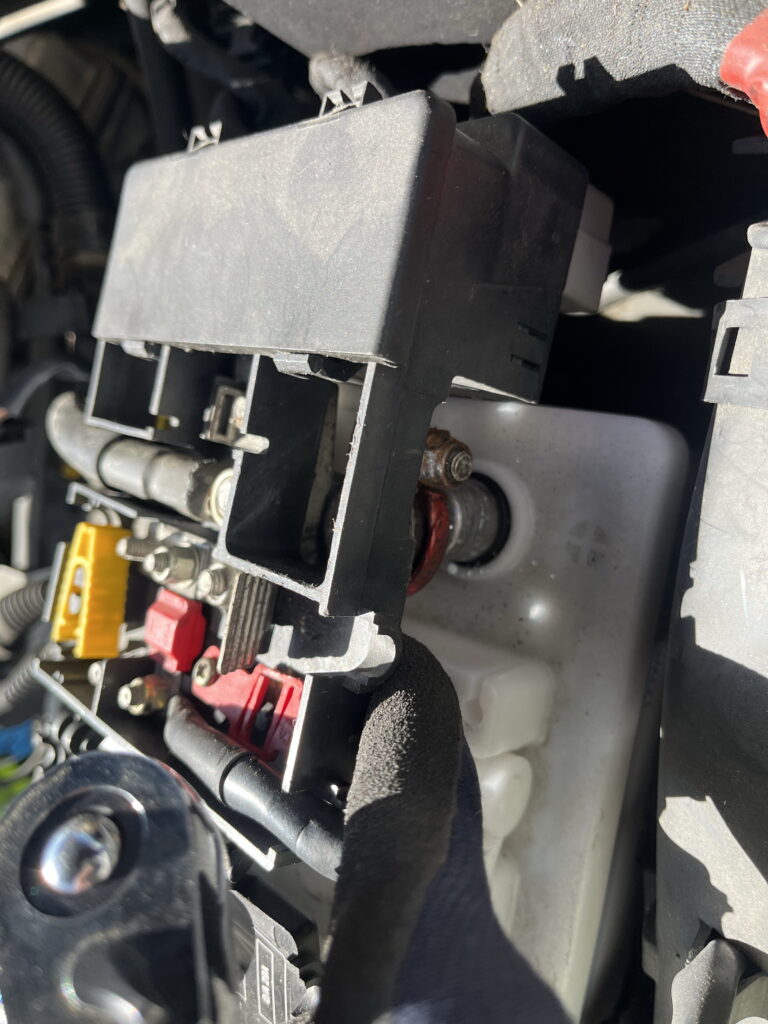 バッテリー端子外し方　＋　プラス　アルファロメオ156