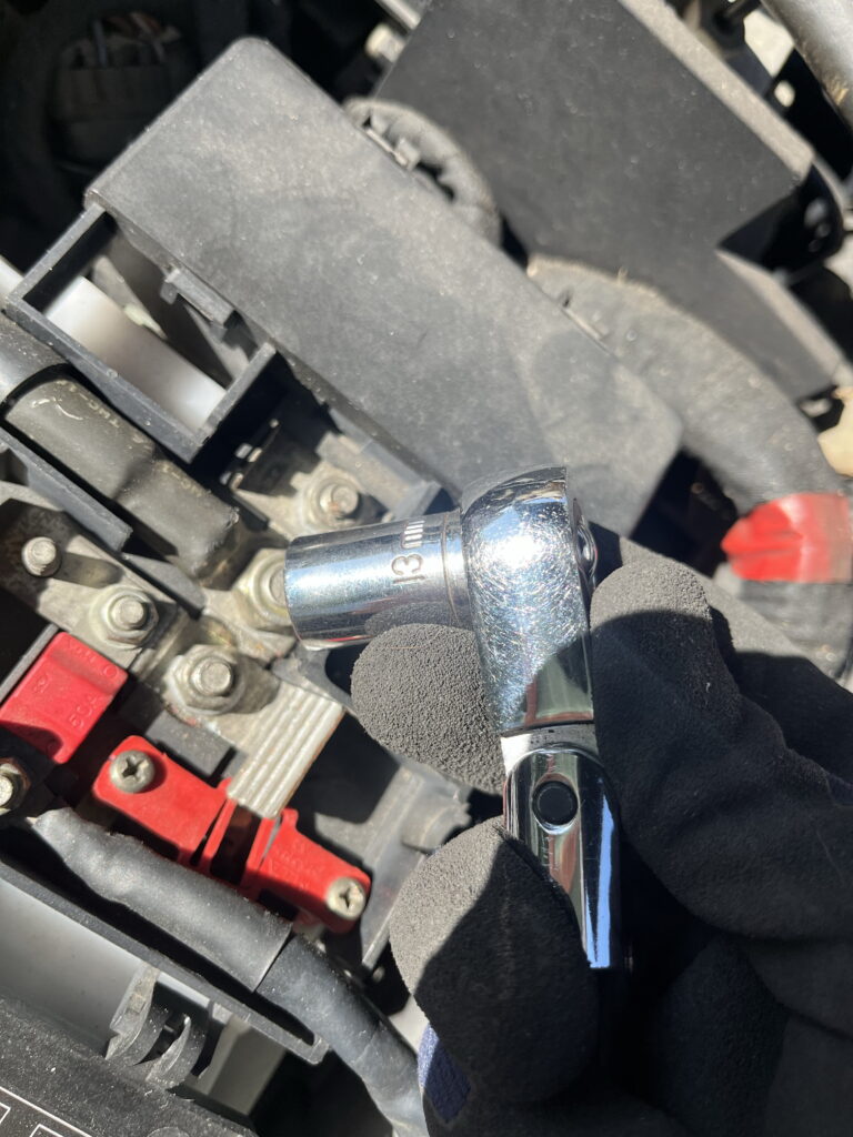 13ミリソケット　必要工具　バッテリー端子外し方　＋　プラス　アルファロメオ156