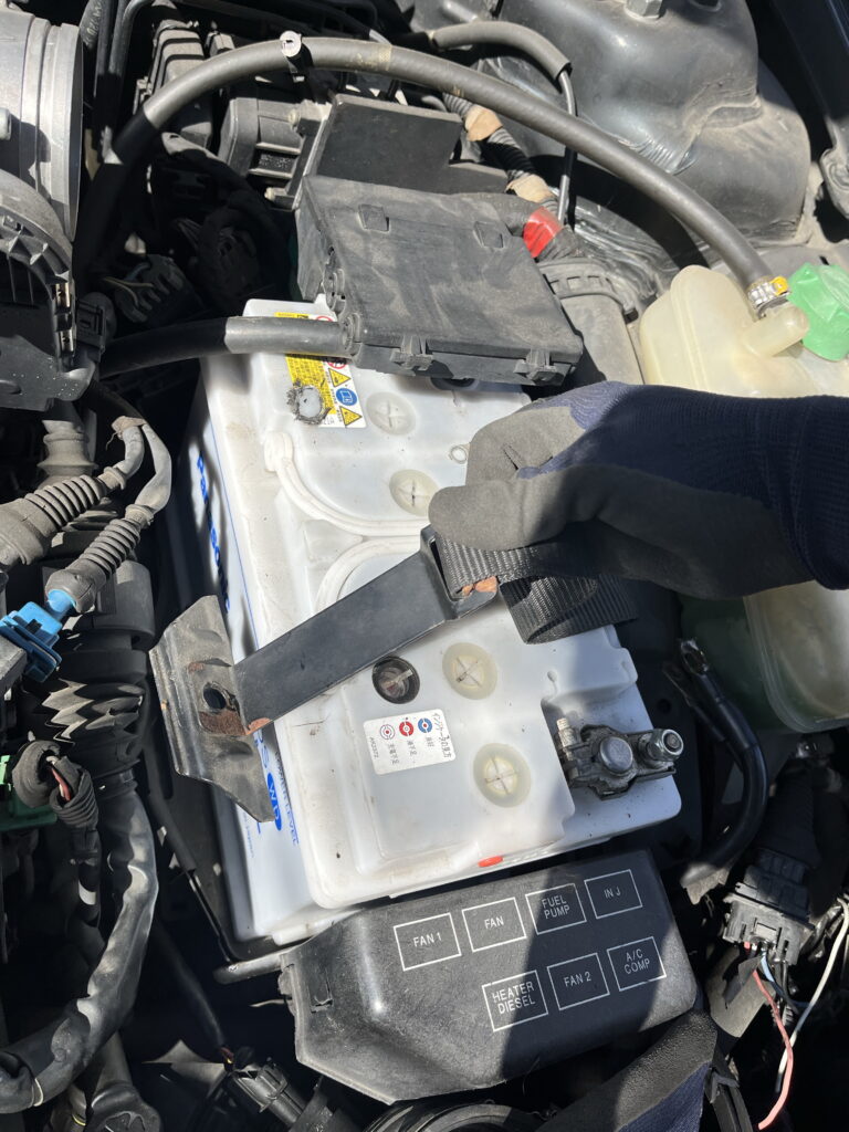 ベルト取り外し　必要工具　バッテリーバンド外し方　アルファロメオ156