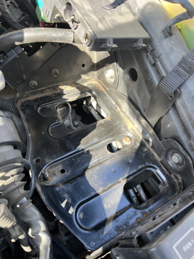 バッテリー取り外し　受け皿　清掃前　アルファロメオ156