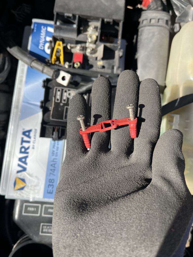 バッテリー固定具　アルファロメオ156