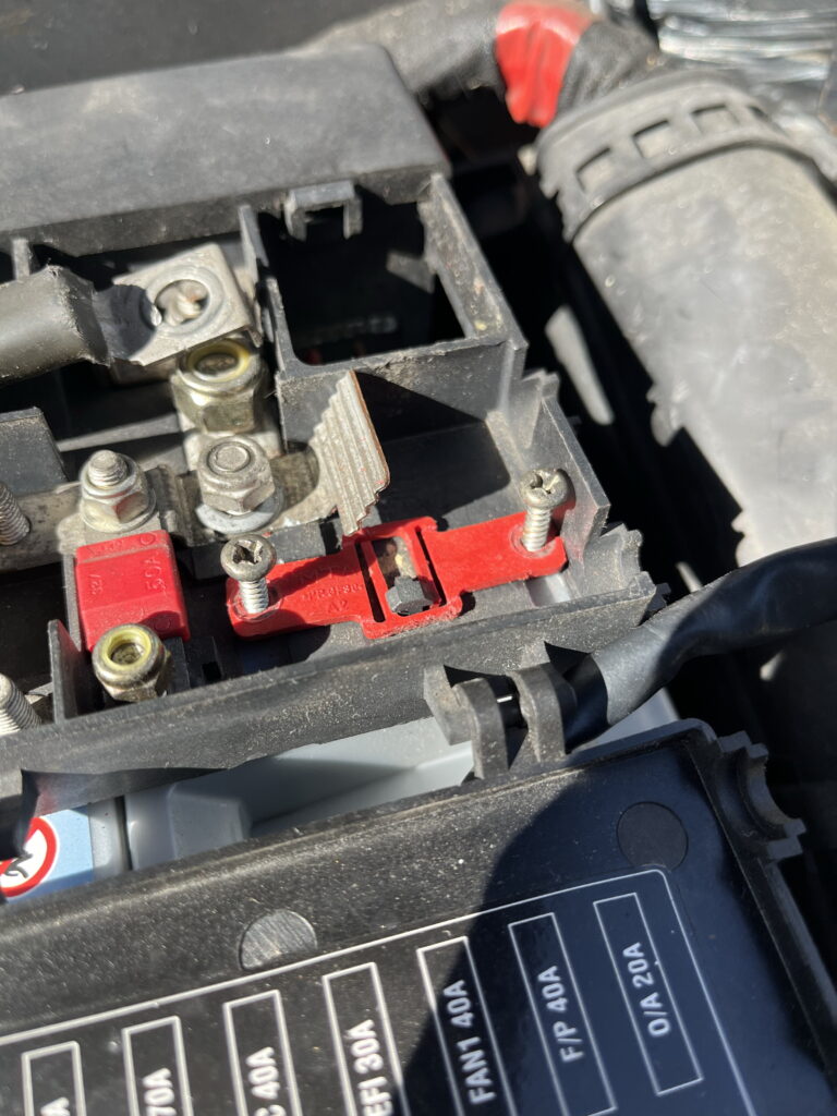 バッテリー固定具　＋側　アルファロメオ156